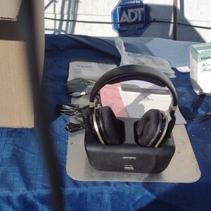 Artiste Wireless Optical Headphones - Black and Gold 2.4GH NWT